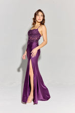 Load image into Gallery viewer, Form-fitting / sheath silhouette with a fitted bodice that flows into a sleek skirt #EK129
